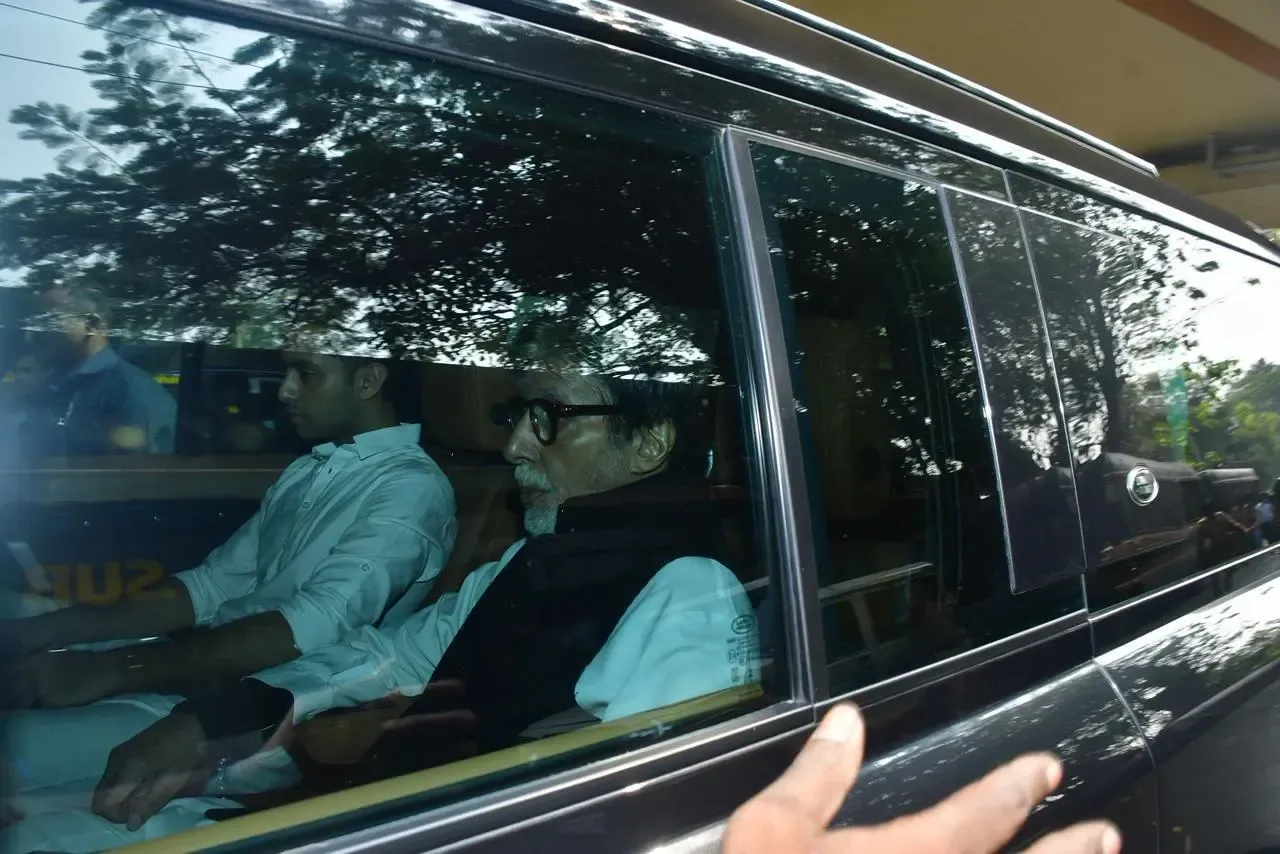 Amitabh Bachchan was seen sitting in the backseat of the car with his grandson Agasyta Nanda as they arrived at the crematorium.